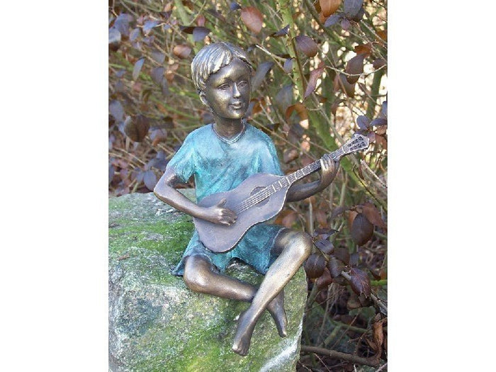 Bronzen beeld Jongen met gitaar 19x14x11cm - Doika - Bronzen beeld - Doika - 5410807015025 - AN1502BRW-V