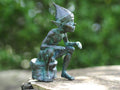 Bronzen beeld Pixie zittend op steen 17x8x9cm - Doika - Bronzen beeld - Doika - 5410807014059 - BS1405V