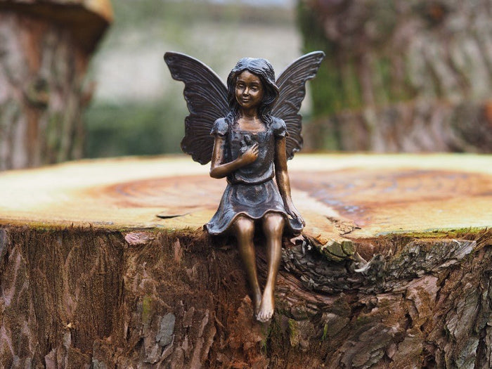 Bronzen beeld Zittende fee met bloem 20x11x13cm - Doika - Bronzen beeld - Doika - 5410807012536 - AN1253BR-B