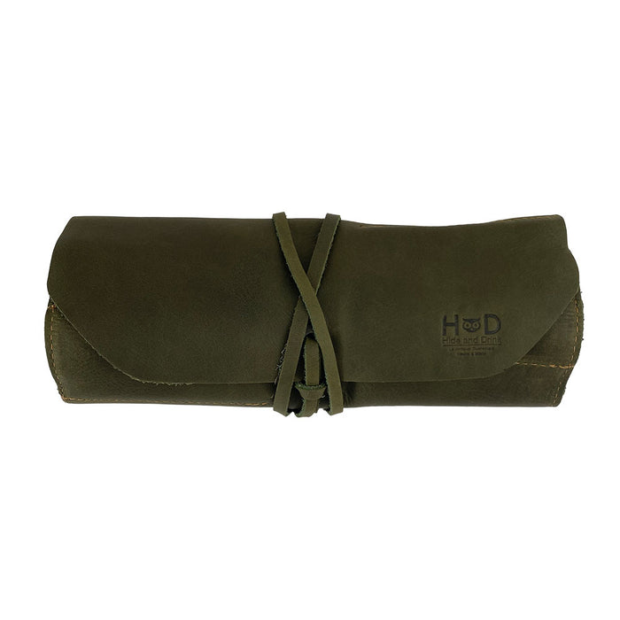 Hide & Drink Tool Roll presents a classic small tool roll-up bag with 10 slots, composed of robust full grain leather. This portable carry-on pouch is ideal for organizing woodworking tools, improving your workshop storage setup. Every artisan item is hand cut and sewn in La Antigua Guatemala & Oaxaca Mexico.